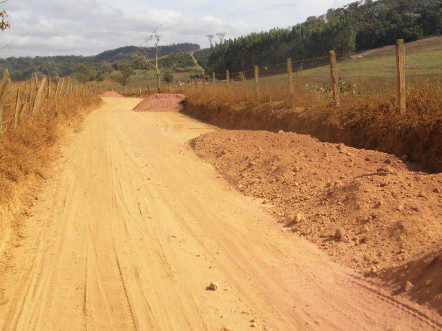 Cascalhamento na estrada da zona rural dos Moinhos