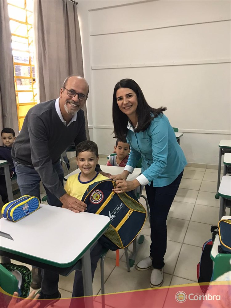 Prefeitura realiza a entrega do kit escolar para os alunos da rede municipal