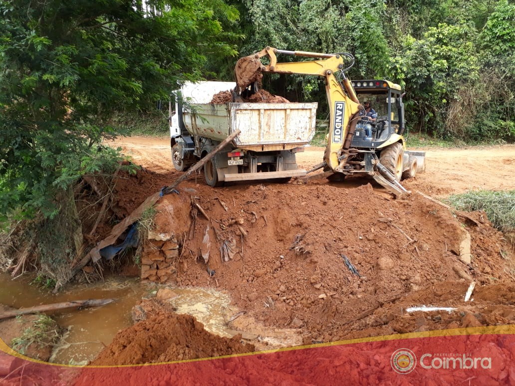 Pontes danificadas pelas fortes chuvas são reconstruídas pela Prefeitura