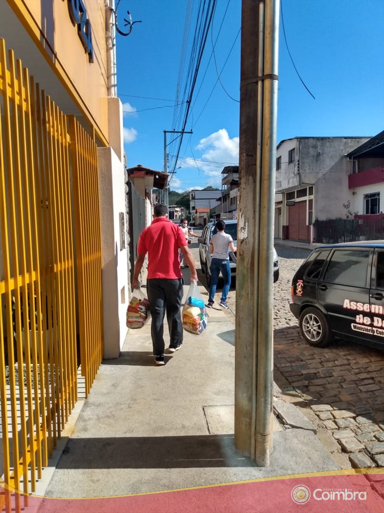 Voluntários de várias igrejas se unem para recolhimento e distribuição de cestas básicas para famílias carentes